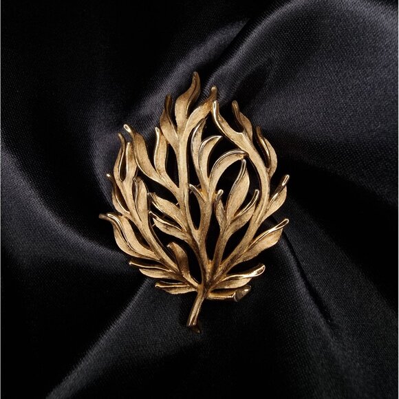 Vintage CROWN TRIFARI 1960s Gold-Toned Leaf Brooch Pin Nature-Inspired - Picture 1 of 5